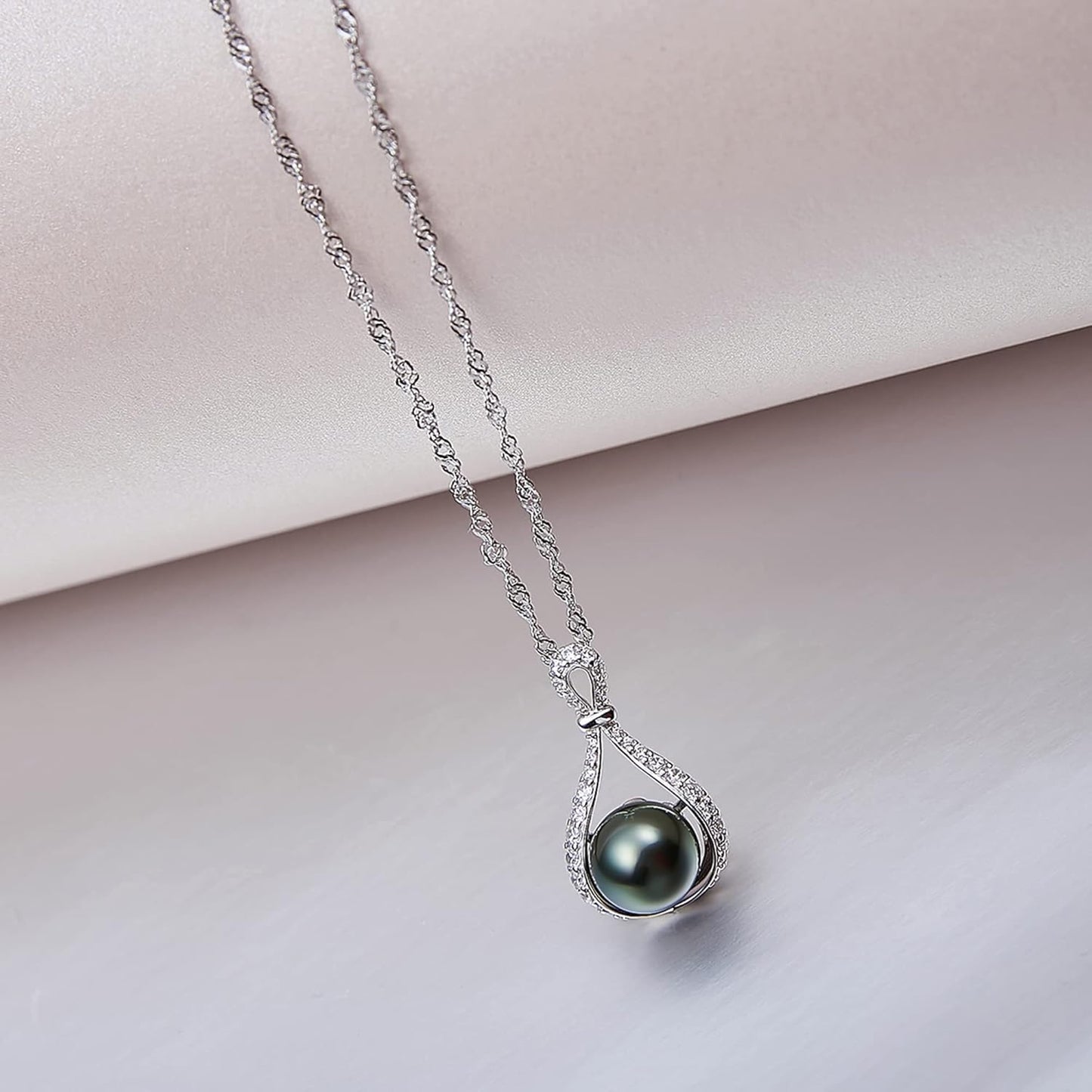 South Sea Cultured Black Pearl Necklace for Women 9-10Mm round AAAA Quality Genuine Tahitian Pearl Emeralds Pendant Necklaces Gift Fot Wife Mom