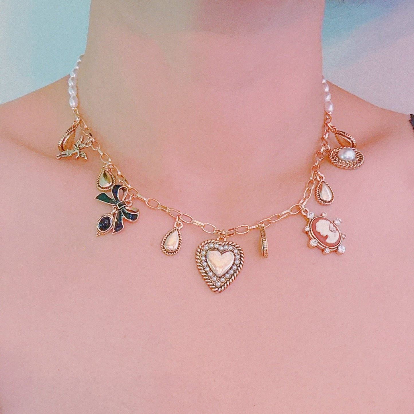 Heart & Cameo Charm Necklace – Romantic Gold Chain with Bow and Vintage-Inspired Details
