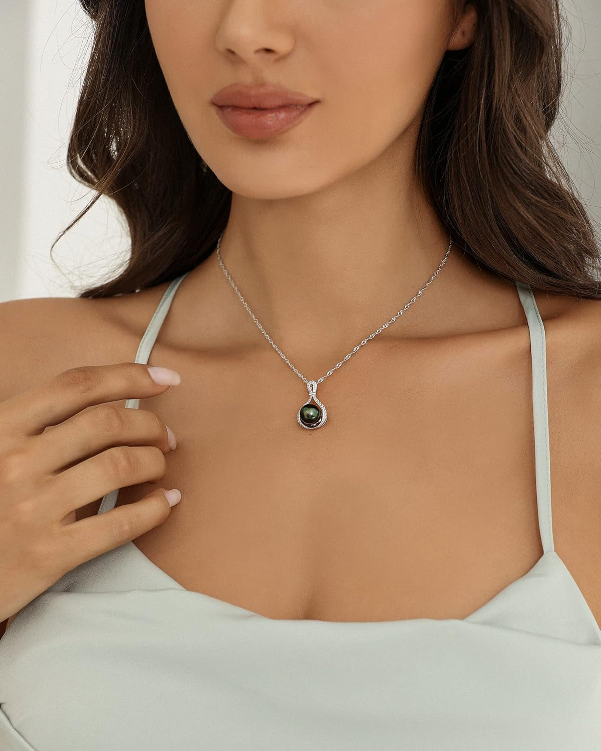 South Sea Cultured Black Pearl Necklace for Women 9-10Mm round AAAA Quality Genuine Tahitian Pearl Emeralds Pendant Necklaces Gift Fot Wife Mom