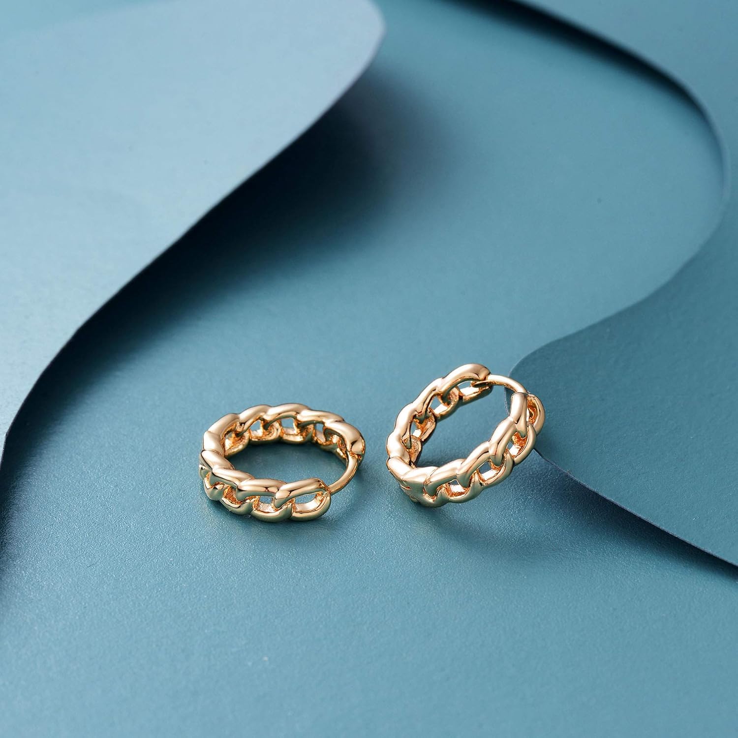 Gold Hoop Earrings for Women 18K Gold Plated Huggie Earrings Handmade Simple Minimalism Hoop Hypoallergenic Earrings for Everyday Jewelry