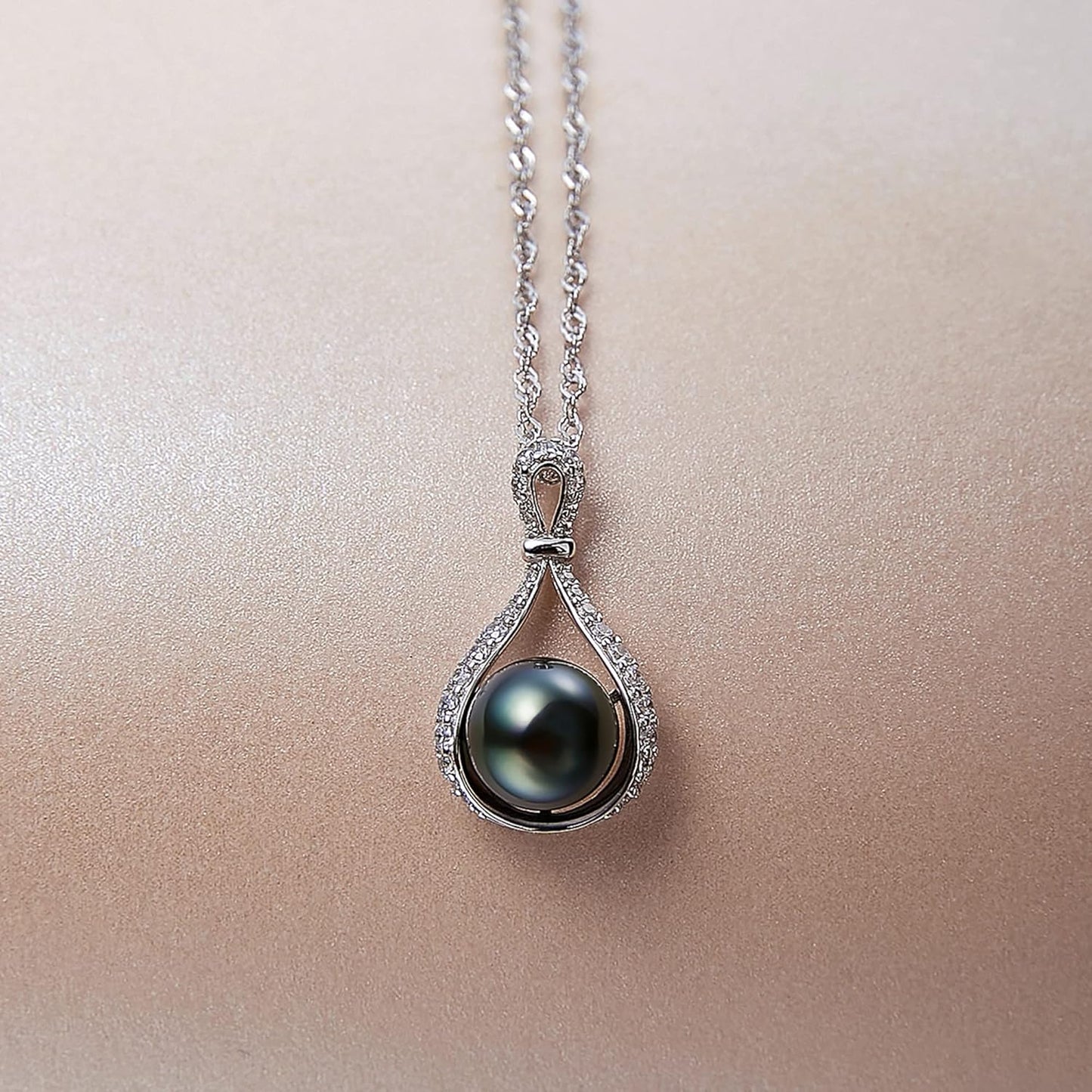 South Sea Cultured Black Pearl Necklace for Women 9-10Mm round AAAA Quality Genuine Tahitian Pearl Emeralds Pendant Necklaces Gift Fot Wife Mom
