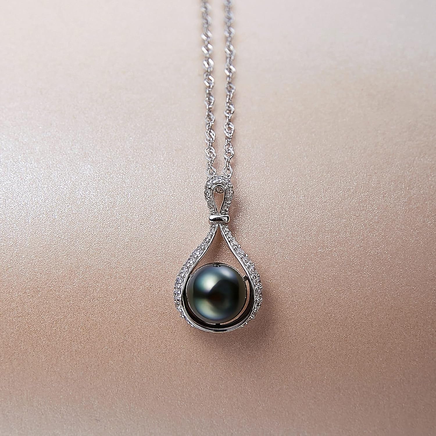 South Sea Cultured Black Pearl Necklace for Women 9-10Mm round AAAA Quality Genuine Tahitian Pearl Emeralds Pendant Necklaces Gift Fot Wife Mom